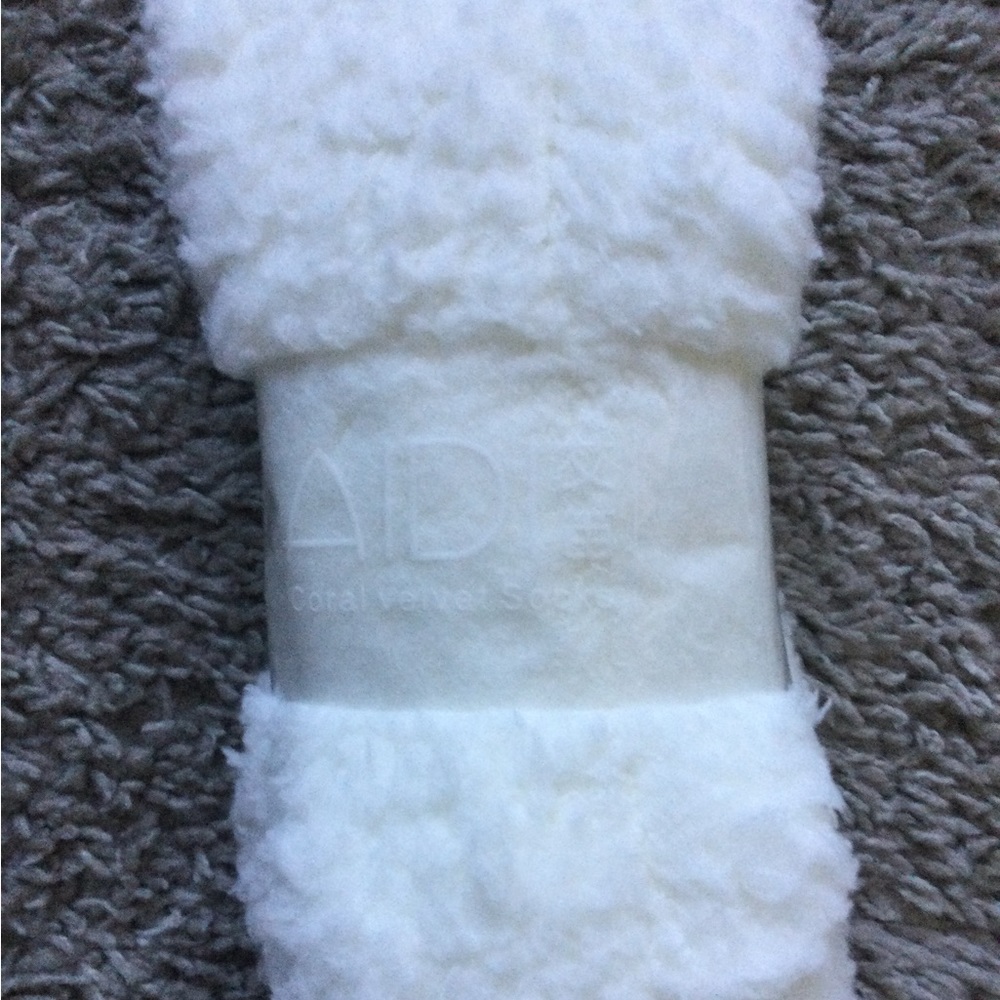 AIDI Coral Velvet Socks - Picture 2 of 8